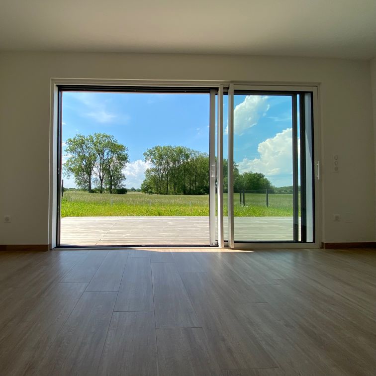 Intérieur d'une maison de plain-pied Maisons Barberousse - Accès direct vers l'exterieur